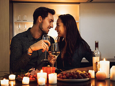Ungt par der nyder en romantisk aften til Valentines Dag