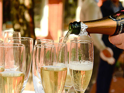 Champagne der skænkes i champagnegas