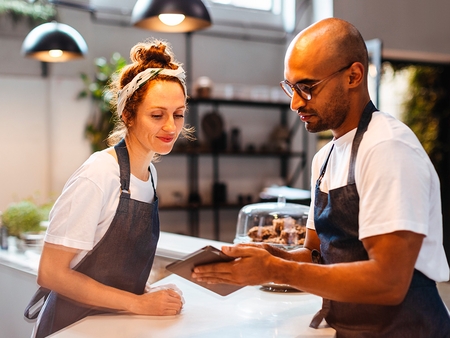 assisterende restaurantchef og tjener