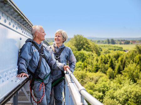 Attraktioner i hele Danmark med Danske Hoteller - Bridgewalking par på Lillebæltsbroen
