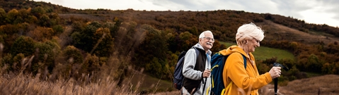 Ældre par på vandretur om efteråret