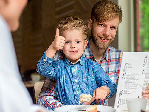 Forkæl far på Fars Dag med en skøn middag på Hotel Hjallerup Kro